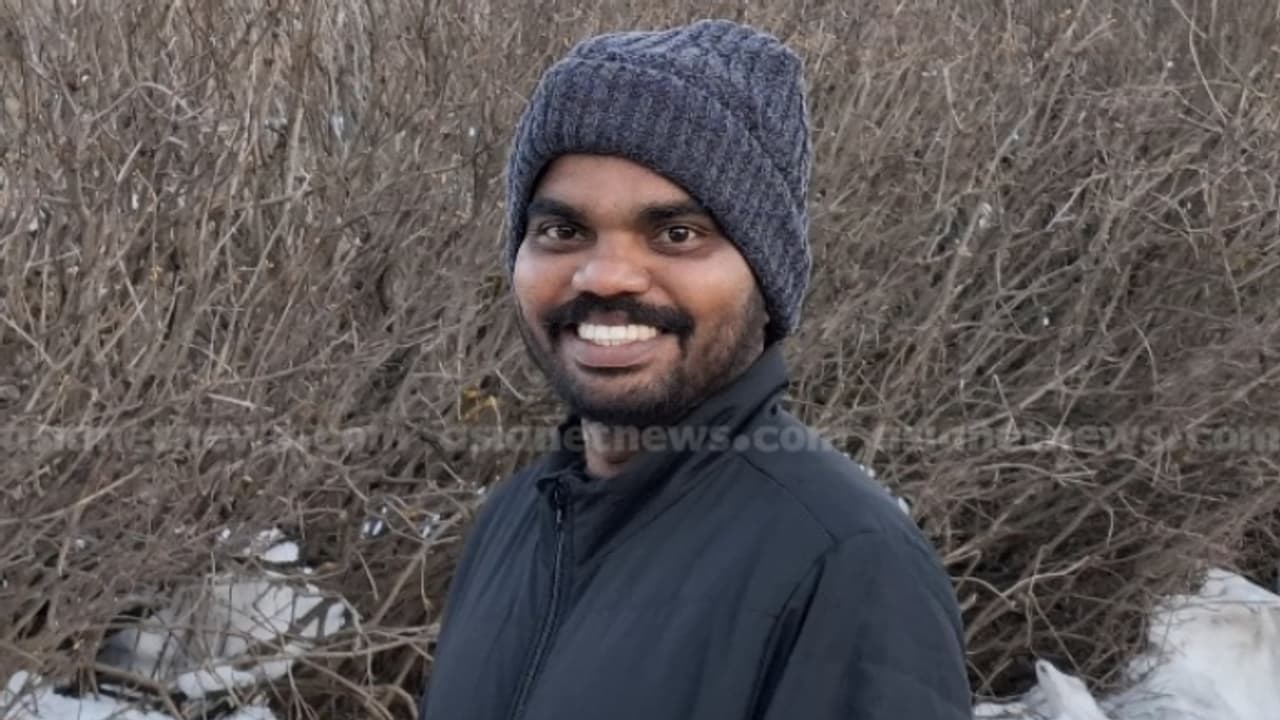 റഷ്യയിൽ ഷെല്ലാക്രമണത്തിൽ കൊല്ലപ്പെട്ട തൃശൂര് സ്വദേശി സന്ദീപ് ചന്ദ്രന്റെ മൃതദേഹം നാളെ നാട്ടിലെത്തിക്കും റഷ്യയിൽ ഷെല്ലാക്രമണത്തിൽ കൊല്ലപ്പെട്ട തൃശൂര് സ്വദേശി സന്ദീപ് ചന്ദ്രന്റെ മൃതദേഹം നാളെ നാട്ടിലെത്തിക്കും