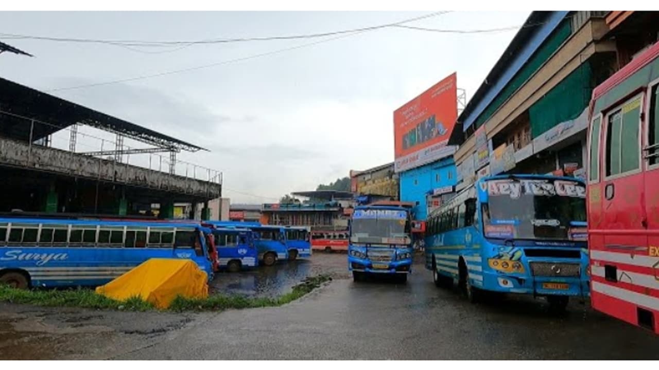 വിദ്യാർഥികൾ മർദ്ദിച്ചെന്ന് ബസ് ജീവനക്കാർ, മഞ്ചേരി കോഴിക്കോട് റൂട്ടിൽ 2 ദിവസം പണിമുടക്ക്, ഒടുവിൽ പത്തിമടക്കി വിദ്യാർഥികൾ മർദ്ദിച്ചെന്ന് ബസ് ജീവനക്കാർ, മഞ്ചേരി കോഴിക്കോട് റൂട്ടിൽ 2 ദിവസം പണിമുടക്ക്, ഒടുവിൽ പത്തിമടക്കി