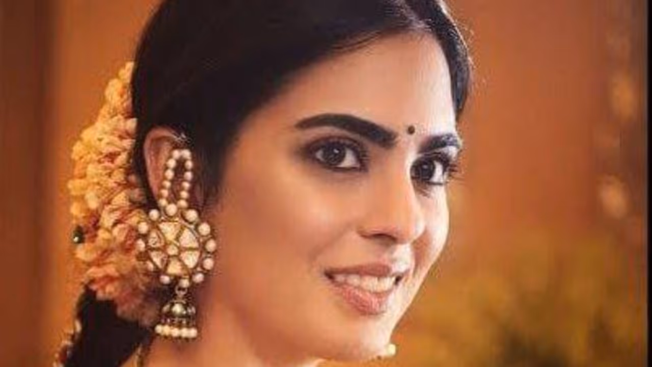  ഹാർപേഴ്‌സ് ബസാർ 'ഐക്കൺ ഓഫ് ദ ഇയർ' പുരസ്കാര നേട്ടം; പ്രിയപ്പെട്ട രണ്ട് പേര്‍ക്ക് സമര്‍പ്പിച്ച് ഇഷ അംബാനി 