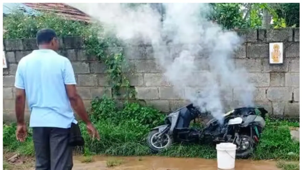 ಚಾರ್ಜ್ಗೆ ಹಾಕಿದ್ದ ಎಲೆಕ್ಟ್ರಿಕ್ ಬೈಕ್ ಗೆ ಬೆಂಕಿ, ಮನೆ ವಸ್ತುಗಳು ನಾಶ, ದೂರು ಕೊಡಲು ಶೋ ರೂಮ್ ಕೂಡ ಬಂದ್! ಚಾರ್ಜ್ಗೆ ಹಾಕಿದ್ದ ಎಲೆಕ್ಟ್ರಿಕ್ ಬೈಕ್ ಗೆ ಬೆಂಕಿ, ಮನೆ ವಸ್ತುಗಳು ನಾಶ, ದೂರು ಕೊಡಲು ಶೋ ರೂಮ್ ಕೂಡ ಬಂದ್!