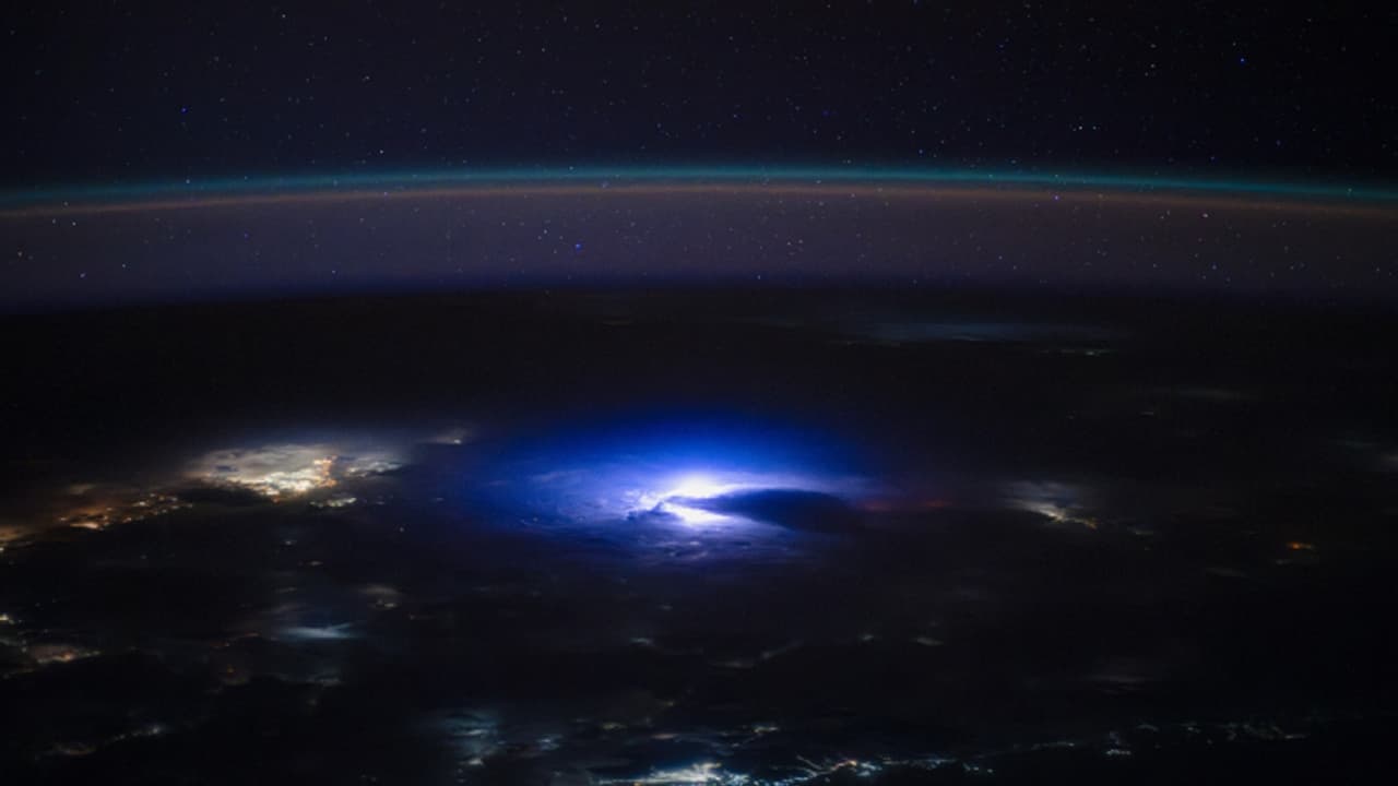 ഇന്ത്യയുടെ ആകാശത്തിന് മുകളില് നീല ദിവ്യവെളിച്ചം; ബഹിരാകാശത്ത് നിന്ന് പകര്ത്തിയ ഫോട്ടോ വൈറല്, സംഭവം എന്ത്? ഇന്ത്യയുടെ ആകാശത്തിന് മുകളില് നീല ദിവ്യവെളിച്ചം; ബഹിരാകാശത്ത് നിന്ന് പകര്ത്തിയ ഫോട്ടോ വൈറല്, സംഭവം എന്ത്?