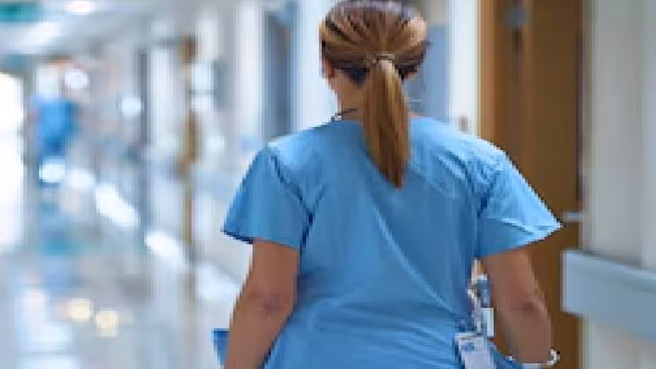 ನೈಟ್ ಡ್ಯುಟಿಯಲ್ಲಿದ್ದ ನರ್ಸ್ ಮೇಲೆ ವೈದ್ಯನಿಂದ ರೇಪ್; ಡಾಕ್ಟರ್ ರೂಮ್ಗೆ ತಳ್ಳಿ ಬಾಗಿಲು ಮುಚ್ಚಿದ ಸಿಬ್ಬಂದಿ! ನೈಟ್ ಡ್ಯುಟಿಯಲ್ಲಿದ್ದ ನರ್ಸ್ ಮೇಲೆ ವೈದ್ಯನಿಂದ ರೇಪ್; ಡಾಕ್ಟರ್ ರೂಮ್ಗೆ ತಳ್ಳಿ ಬಾಗಿಲು ಮುಚ್ಚಿದ ಸಿಬ್ಬಂದಿ!