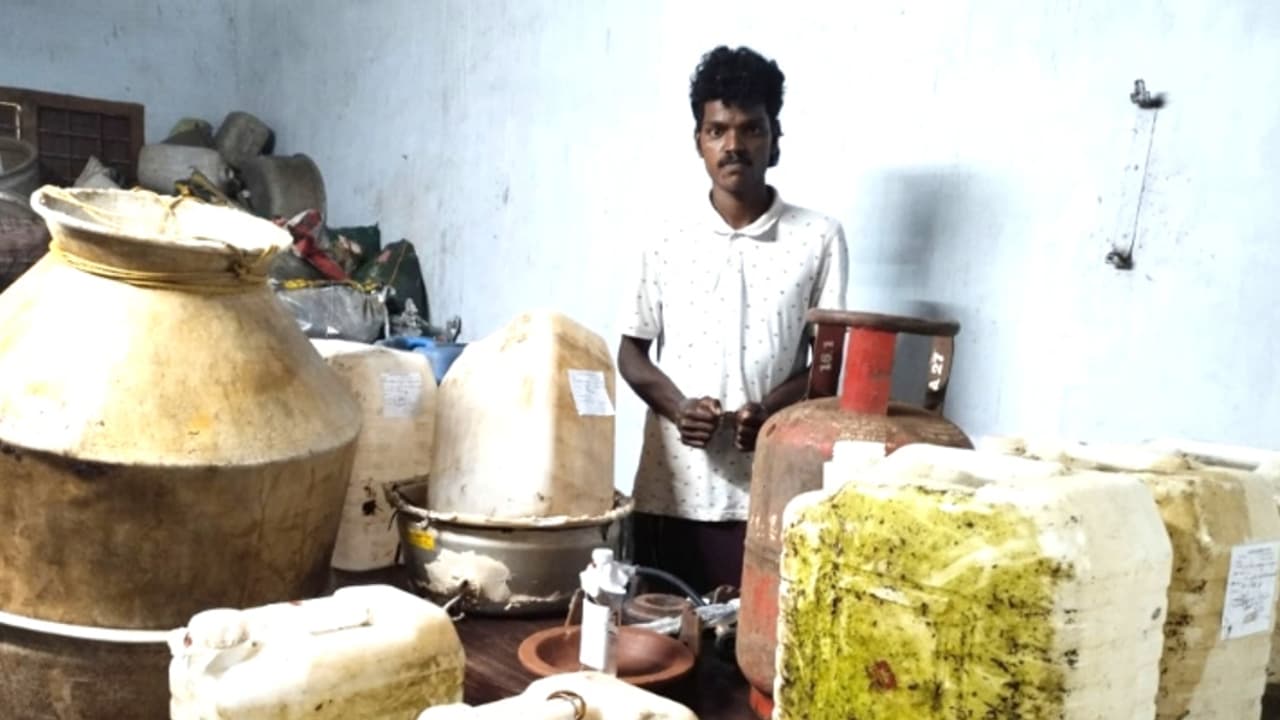 സുധിമോന്റെ വാടകവീട്ടിൽ സര്‍വ്വ സന്നാഹങ്ങളും; പാകമാക്കി ഓണം വിൽപനയ്ക്കും ഒരുങ്ങി, പിടിച്ചത് 33 ലിറ്റര്‍ ചാരായം 