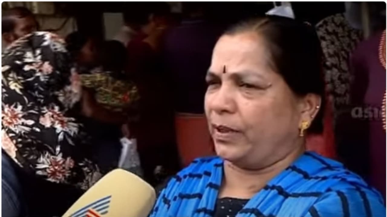 6000 രൂപയ്ക്ക് വീടില്ല, ബന്ധുവീടുകളിലേക്ക് മാറാൻ ഉദ്യോഗസ്ഥർ നിർബന്ധിക്കുന്നതായി ക്യാമ്പുകളിലെ ദുരിതബാധിതർ 6000 രൂപയ്ക്ക് വീടില്ല, ബന്ധുവീടുകളിലേക്ക് മാറാൻ ഉദ്യോഗസ്ഥർ നിർബന്ധിക്കുന്നതായി ക്യാമ്പുകളിലെ ദുരിതബാധിതർ