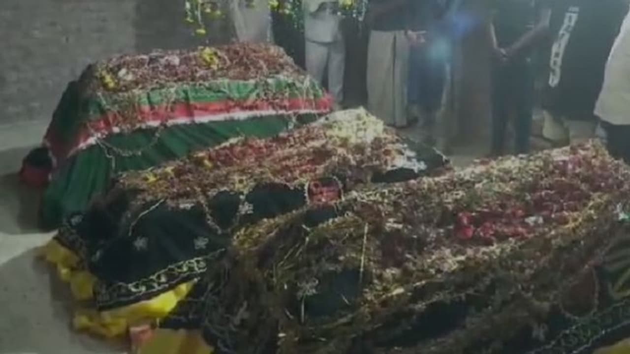 ರಾಯಚೂರಲ್ಲಿ ಉಸಿರಾಡುತ್ತಿವೆ ಮುಸ್ಲಿಂ ಗೋರಿಗಳು: ಮೂಕವಿಸ್ಮಿತರಾದ ಜನ..! ರಾಯಚೂರಲ್ಲಿ ಉಸಿರಾಡುತ್ತಿವೆ ಮುಸ್ಲಿಂ ಗೋರಿಗಳು: ಮೂಕವಿಸ್ಮಿತರಾದ ಜನ..!