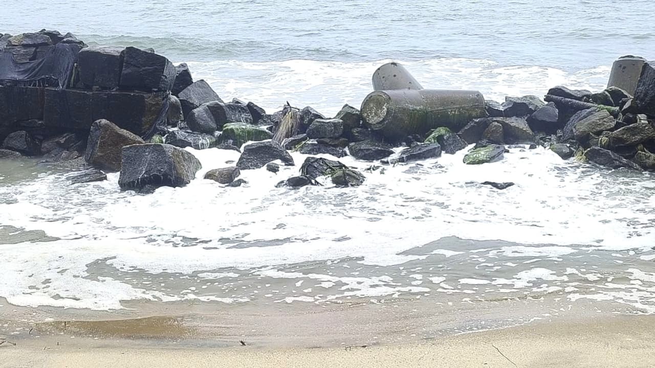 കാക്കാഴത്ത് കടൽക്ഷോഭം രൂക്ഷം, നിരവധി വീടുകൾ തകർച്ചാ ഭീഷണികൾ