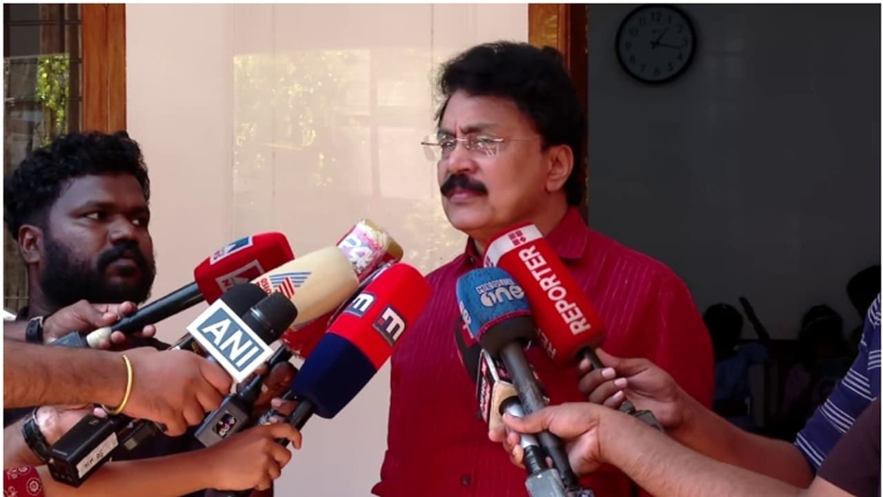 പാലക്കാട് വോട്ട് പിടിക്കാൻ പി കെ ശശിയില്ല; വിദേശ യാത്രക്ക് സർക്കാർ അനുമതി, മടങ്ങിയെത്തുക തെരഞ്ഞെടുപ്പിന് ശേഷം പാലക്കാട് വോട്ട് പിടിക്കാൻ പി കെ ശശിയില്ല; വിദേശ യാത്രക്ക് സർക്കാർ അനുമതി, മടങ്ങിയെത്തുക തെരഞ്ഞെടുപ്പിന് ശേഷം