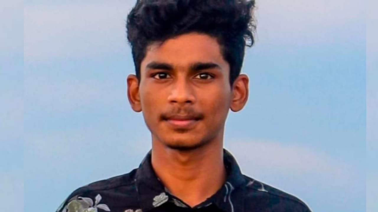 കുടുംബ വീട്ടിൽ പോയി മടങ്ങവെ അപകടം, ടിപ്പർ ലോറിയിൽ ബൈക്ക് കൂട്ടിയിടിച്ച് വിദ്യാർഥിക്ക് ദാരുണാന്ത്യം