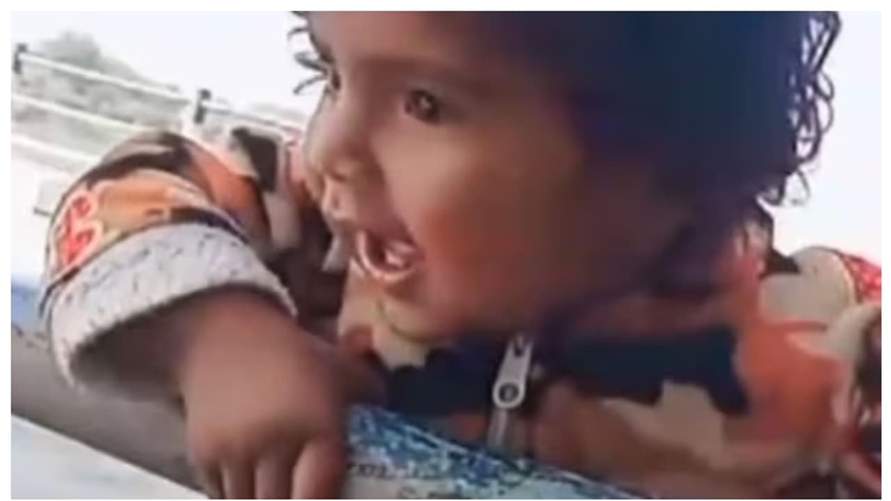 പാലത്തിന്‍റെ മുകളിൽ വച്ച് ഒറ്റ കൈയിൽ കുട്ടിയെ പിടിച്ച് വായുവിൽ കറക്കി റീൽസ് ഷൂട്ട്; പിന്നാലെ എട്ടിന്‍റെ പണി 