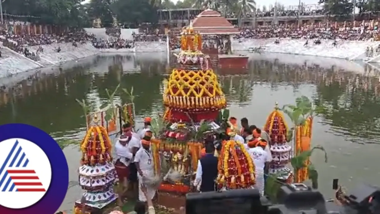 ಸಿದ್ಧಾರೂಢರ ತೆಪ್ಪೋತ್ಸವಕ್ಕೆ ಹರಿದು ಬಂದ ಭಕ್ತ ಸಾಗರ; ಎಲ್ಲೆಡೆಯೂ ಓಂಕಾರ ನಾದ! ಸಿದ್ಧಾರೂಢರ ತೆಪ್ಪೋತ್ಸವಕ್ಕೆ ಹರಿದು ಬಂದ ಭಕ್ತ ಸಾಗರ; ಎಲ್ಲೆಡೆಯೂ ಓಂಕಾರ ನಾದ!