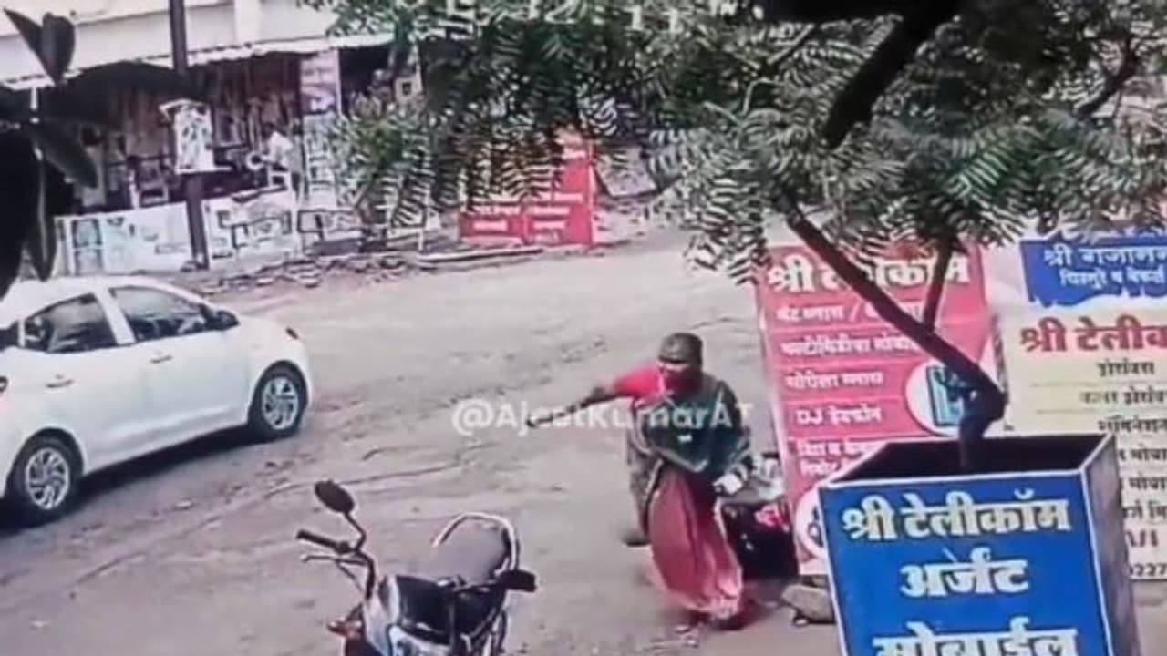 വാളെടുത്ത് ബൈക്കിൽ രണ്ടുപേർ, വെട്ടാനാഞ്ഞവരെ കല്ലെറിഞ്ഞോടിച്ച് അമ്മ, വീഡിയോ വൈറൽ