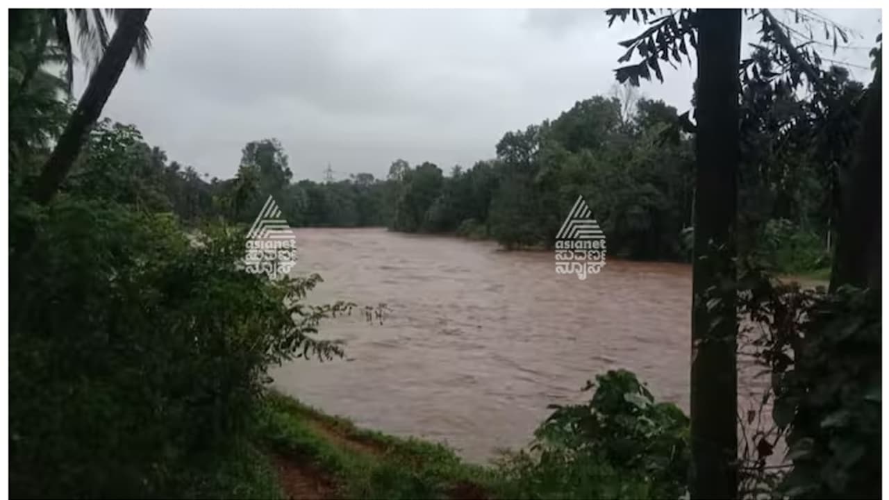 ಮಳೆಯೇ ಇಲ್ಲದಿದ್ದರೂ ಮೃತ್ಯುಂಜಯ ನದಿಯಲ್ಲಿ ಪ್ರವಾಹದ ರೌದ್ರ ನರ್ತನ! ಚಾರ್ಮಾಡಿ ಘಾಟ್ ಕುಸಿತವಾಯ್ತೆ? ಮಳೆಯೇ ಇಲ್ಲದಿದ್ದರೂ ಮೃತ್ಯುಂಜಯ ನದಿಯಲ್ಲಿ ಪ್ರವಾಹದ ರೌದ್ರ ನರ್ತನ! ಚಾರ್ಮಾಡಿ ಘಾಟ್ ಕುಸಿತವಾಯ್ತೆ?