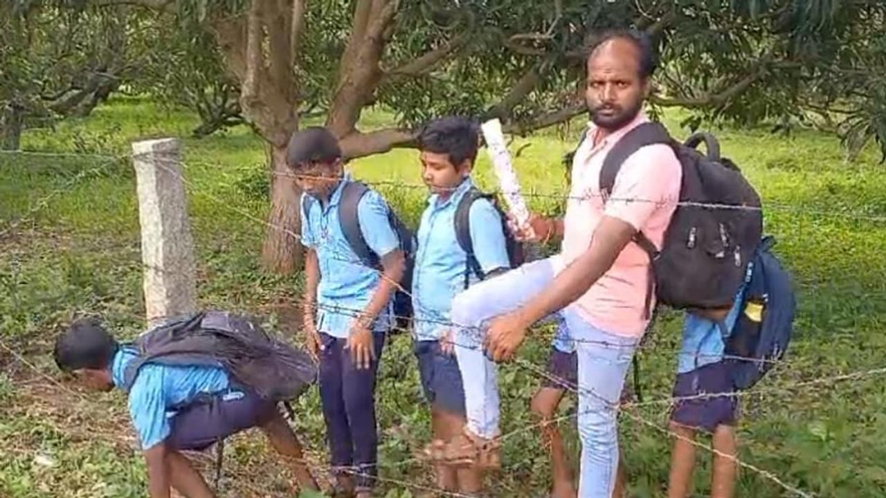 ಧಾರವಾಡದ ಅಂಬೋಳ್ಳಿ ಗ್ರಾಮದಲ್ಲಿ ರಸ್ತೆಯಿಲ್ಲದೇ ಶಾಲಾ ಮಕ್ಕಳ ಪರದಾಟ! 