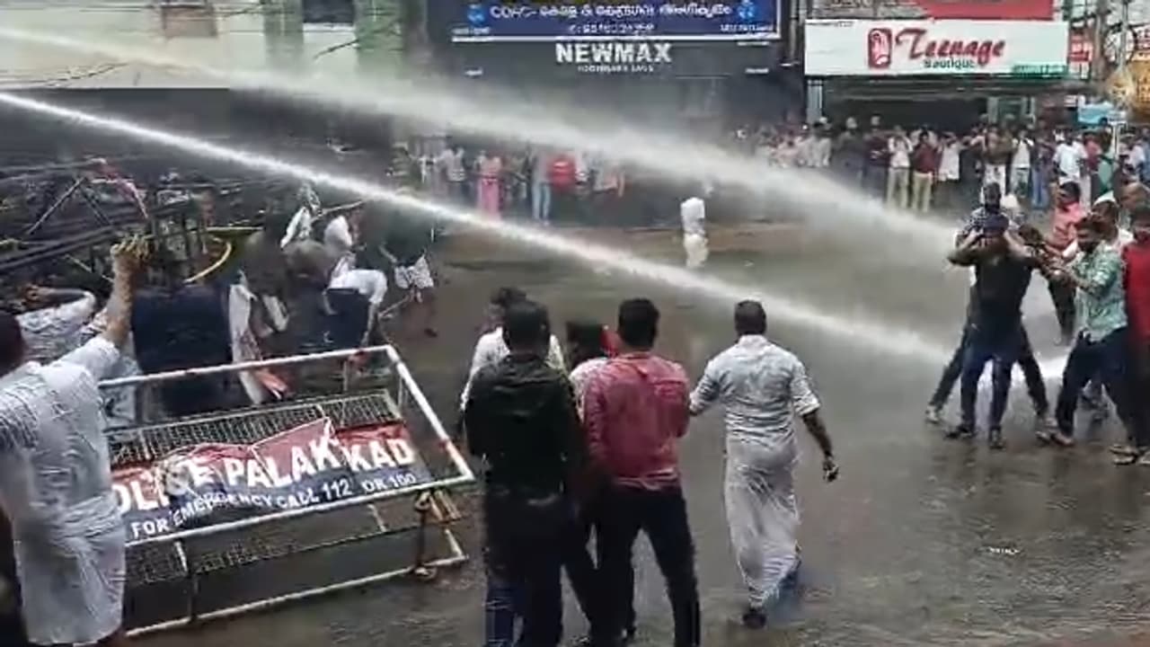 പട്ടാമ്പി സ്റ്റേഷനിലേക്ക് യൂത്ത് കോൺഗ്രസ് നടത്തിയ മാർച്ചിൽ സംഘർഷം; പൊലീസ് ജലപീരങ്കി പ്രയോഗിച്ചു പട്ടാമ്പി സ്റ്റേഷനിലേക്ക് യൂത്ത് കോൺഗ്രസ് നടത്തിയ മാർച്ചിൽ സംഘർഷം; പൊലീസ് ജലപീരങ്കി പ്രയോഗിച്ചു