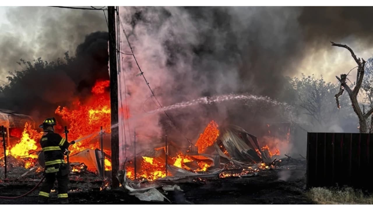 യാത്രക്കാരുമായി പറന്നുയർന്ന ചെറുവിമാനം തകർന്നുവീണു, പൈലറ്റും യാത്രക്കാരനും കൊല്ലപ്പെട്ടു യാത്രക്കാരുമായി പറന്നുയർന്ന ചെറുവിമാനം തകർന്നുവീണു, പൈലറ്റും യാത്രക്കാരനും കൊല്ലപ്പെട്ടു