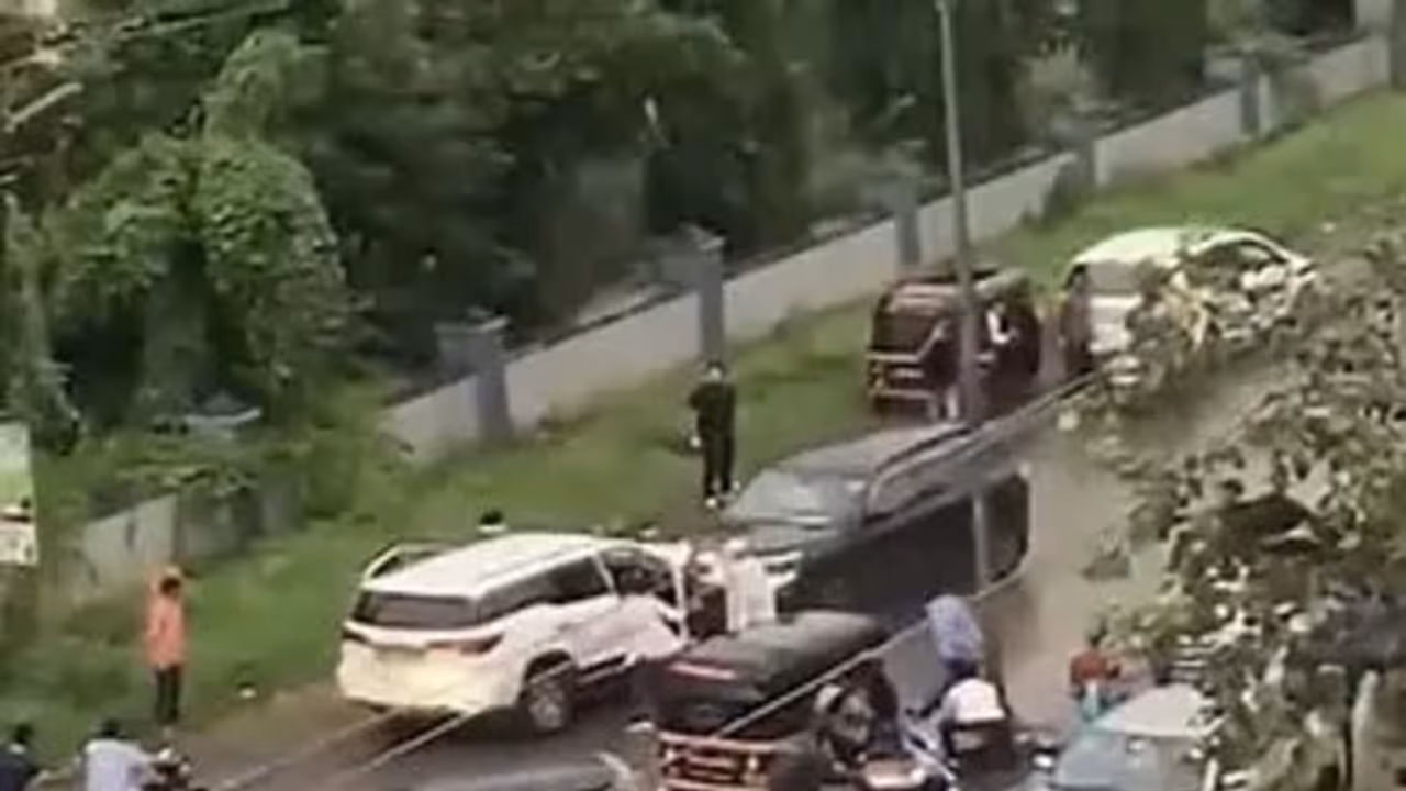 കുടുംബവഴക്ക് റോഡിലും! അച്ഛന്‍റെ ഫോർച്യൂണറിനെ ഓടിച്ചിട്ടിടിച്ച് മകന്‍റെ സഫാരി! രണ്ടുപേർക്ക് ഗുരുതര പരിക്ക്