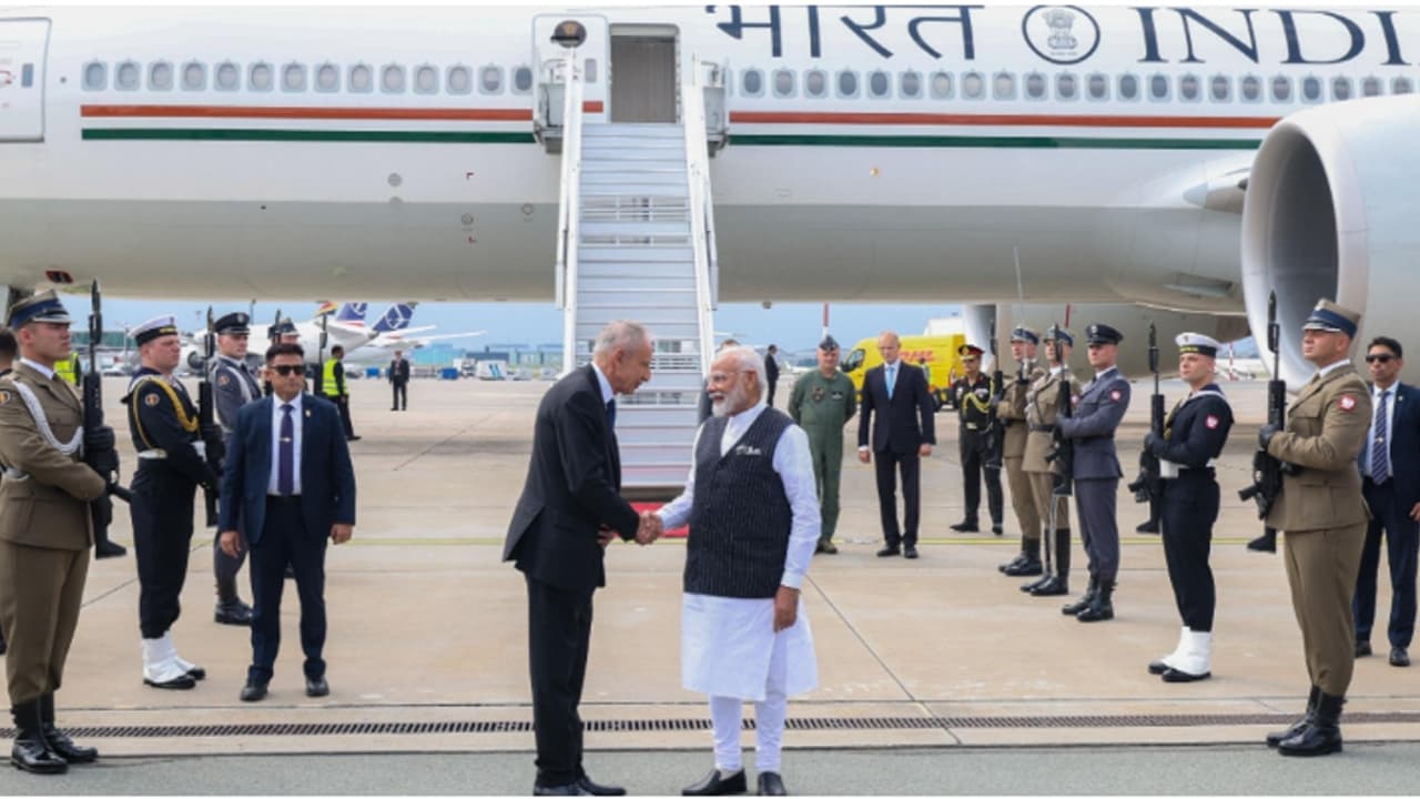 PM Modi arrives in Warsaw, interacts with kids at hotel (WATCH) PM Modi arrives in Warsaw, interacts with kids at hotel (WATCH)