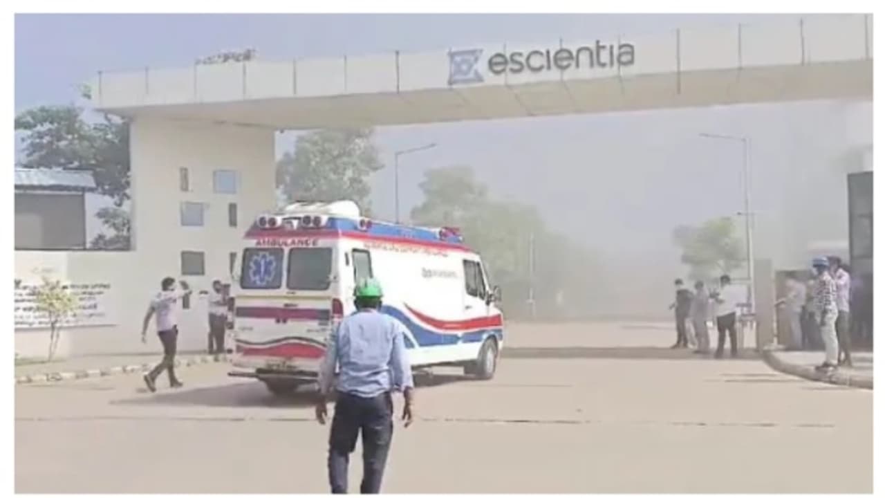 മരുന്ന് നിർമ്മാണ കമ്പനിയിൽ സ്ഫോടനം; 7 മരണം, 10 പേർക്ക് ഗുരുതര പൊള്ളൽ; ദുരന്തം ആന്ധ്രയിലെ അനകപ്പല്ലേയിൽ മരുന്ന് നിർമ്മാണ കമ്പനിയിൽ സ്ഫോടനം; 7 മരണം, 10 പേർക്ക് ഗുരുതര പൊള്ളൽ; ദുരന്തം ആന്ധ്രയിലെ അനകപ്പല്ലേയിൽ