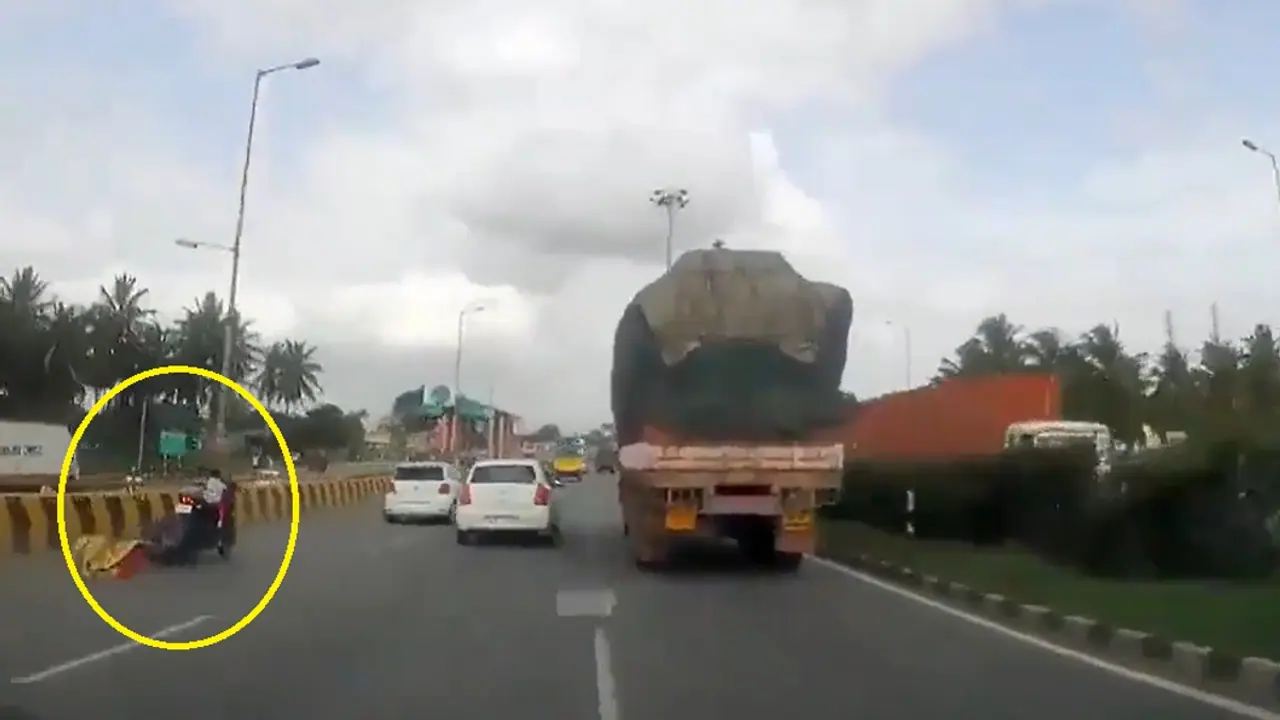 ಅಪಘಾತದಲ್ಲಿ ಪೋಷಕರು ಬಿದ್ದರೂ ಬೈಕ್ನಲ್ಲೇ ಅರ್ಧ ಕಿ.ಮಿ ಸಾಗಿದ ಪುಟ್ಟ ಕಂದ, ಮುಂದೇನಾಯ್ತು? ಅಪಘಾತದಲ್ಲಿ ಪೋಷಕರು ಬಿದ್ದರೂ ಬೈಕ್ನಲ್ಲೇ ಅರ್ಧ ಕಿ.ಮಿ ಸಾಗಿದ ಪುಟ್ಟ ಕಂದ, ಮುಂದೇನಾಯ್ತು?