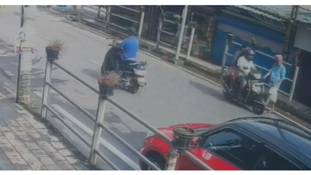 സ്കൂട്ടര് ഇടിച്ച വിവരം വയോധികന് പറഞ്ഞത് ദിവസങ്ങള്ക്ക് ശേഷം; സിസിടിവിയില് ബന്ധുക്കള് എല്ലാം കണ്ടു! സ്കൂട്ടര് ഇടിച്ച വിവരം വയോധികന് പറഞ്ഞത് ദിവസങ്ങള്ക്ക് ശേഷം; സിസിടിവിയില് ബന്ധുക്കള് എല്ലാം കണ്ടു!