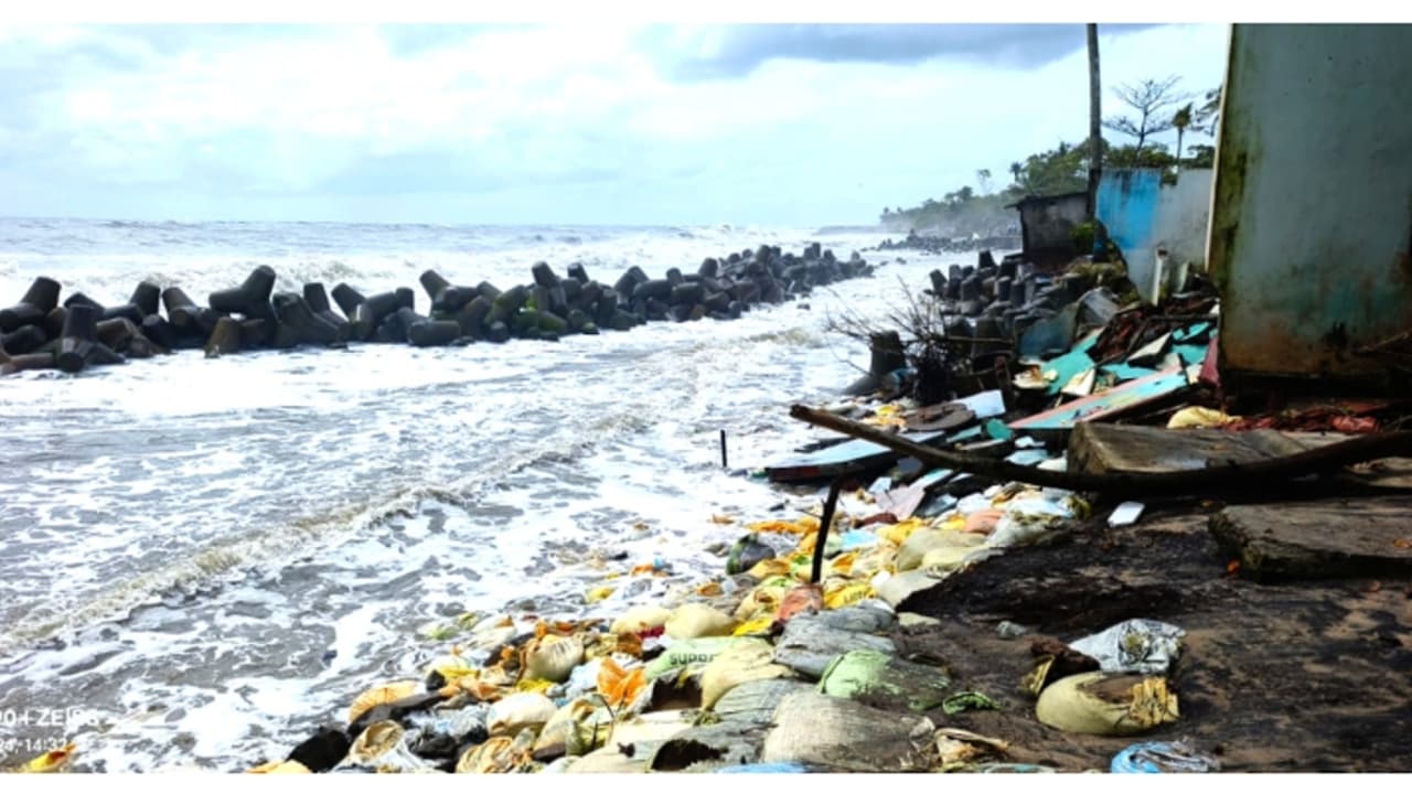 വളഞ്ഞവഴിയിൽ കടലാക്രമണം രൂക്ഷം; രണ്ട് വീടുകള്‍ തകര്‍ന്നു, നിരവധി വീടുകൾ ഭീഷണിയിൽ