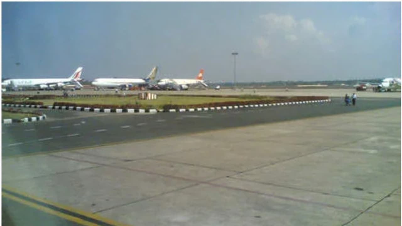 ബോംബ് ഭീഷണി; മുംബൈ തിരുവനന്തപുരം എയർ ഇന്ത്യ വിമാനം ലാൻ്റ് ചെയ്തു, സുരക്ഷ കൂട്ടി, വിശദമായ പരിശോധന നടത്തും ബോംബ് ഭീഷണി; മുംബൈ തിരുവനന്തപുരം എയർ ഇന്ത്യ വിമാനം ലാൻ്റ് ചെയ്തു, സുരക്ഷ കൂട്ടി, വിശദമായ പരിശോധന നടത്തും