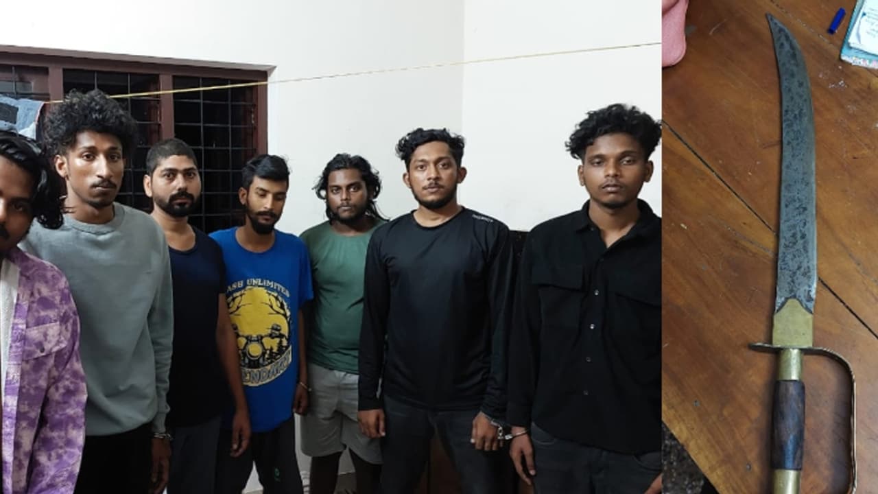 കിടങ്ങന്നൂരിലെ ഫ്ലാറ്റിൽ പാതിരാത്രിയും ആളനക്കം, വളഞ്ഞ് പൊലീസ്; വടിവാളും കഞ്ചാവുമായി പിടിയിലായത് ഏഴംഗ സംഘം കിടങ്ങന്നൂരിലെ ഫ്ലാറ്റിൽ പാതിരാത്രിയും ആളനക്കം, വളഞ്ഞ് പൊലീസ്; വടിവാളും കഞ്ചാവുമായി പിടിയിലായത് ഏഴംഗ സംഘം