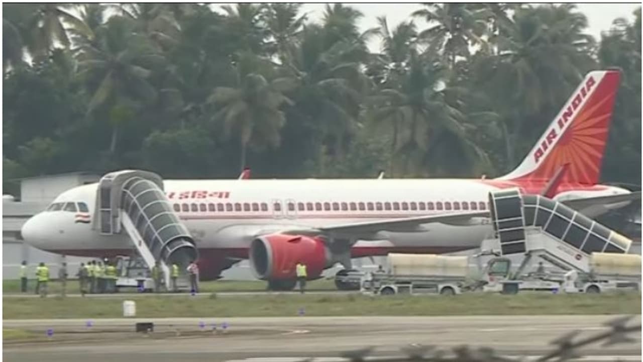 എയർ ഇന്ത്യ വിമാനത്തിൽ പുക കണ്ടെത്തിയ സംഭവം; അന്വേഷിക്കുമെന്ന് അധികൃതർ, യാത്രക്ക് മറ്റൊരു വിമാനം ഏർപ്പെടുത്തും എയർ ഇന്ത്യ വിമാനത്തിൽ പുക കണ്ടെത്തിയ സംഭവം; അന്വേഷിക്കുമെന്ന് അധികൃതർ, യാത്രക്ക് മറ്റൊരു വിമാനം ഏർപ്പെടുത്തും