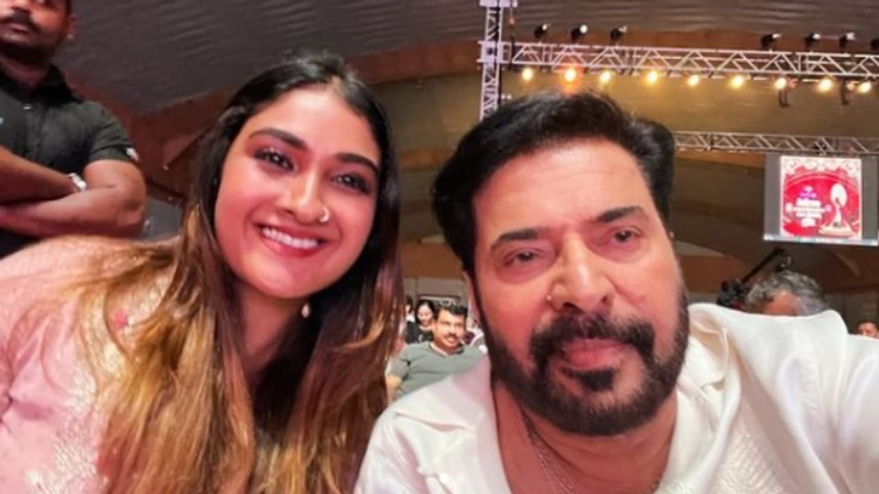 'നിനക്ക് ഫോട്ടോ വേണ്ടേ'ന്ന് മമ്മൂട്ടി, 'സുവർണ്ണാവസരത്തിലേക്ക് കുതിച്ച്' കുഞ്ഞാറ്റ; ആ സെൽഫി കഥ ഇങ്ങനെ 'നിനക്ക് ഫോട്ടോ വേണ്ടേ'ന്ന് മമ്മൂട്ടി, 'സുവർണ്ണാവസരത്തിലേക്ക് കുതിച്ച്' കുഞ്ഞാറ്റ; ആ സെൽഫി കഥ ഇങ്ങനെ