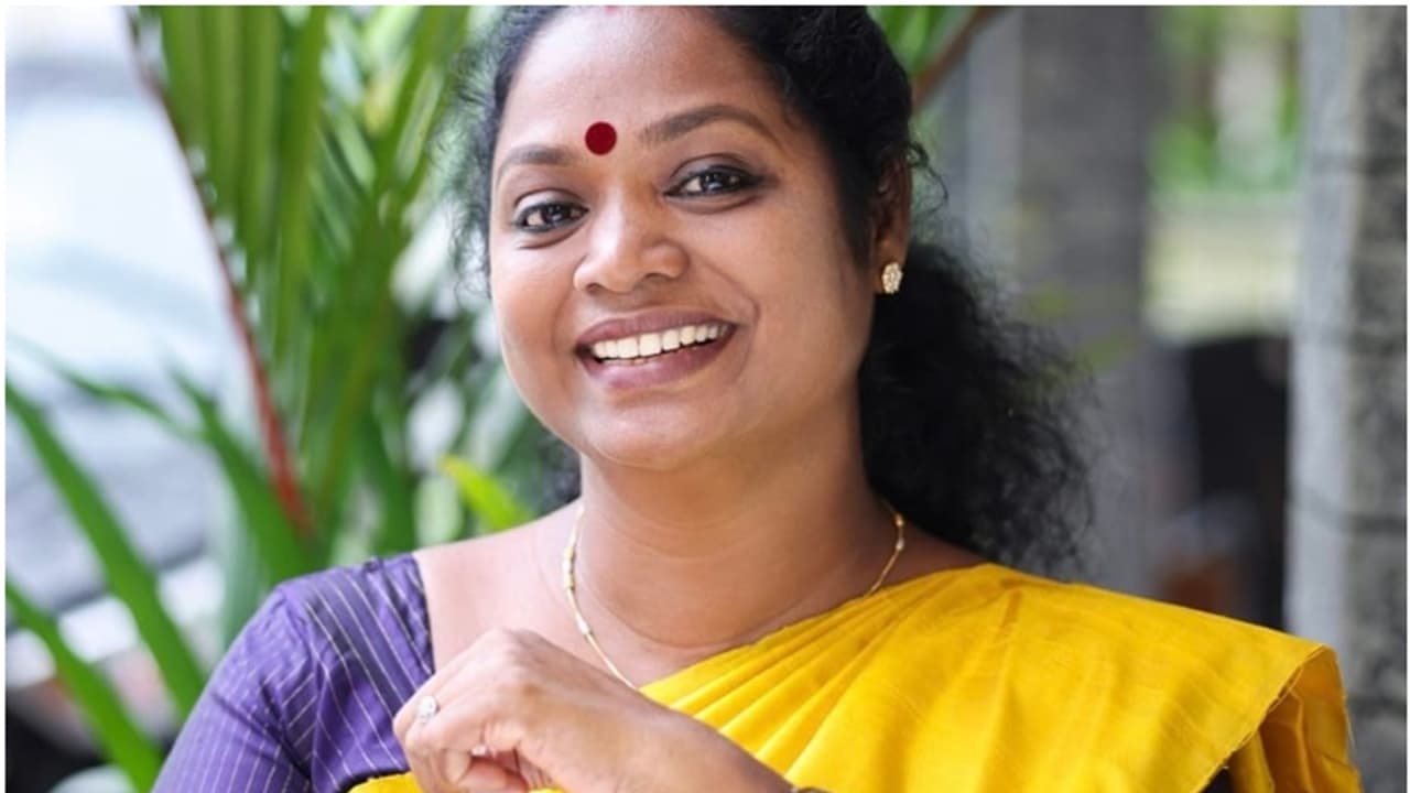 വൈക്കം എസ്എച്ച്ഒയെ സ്റ്റേഷനിൽ നിന്ന് തെറിപ്പിക്കും; വെല്ലുവിളിച്ച് സി കെ ആശ എംഎൽഎ