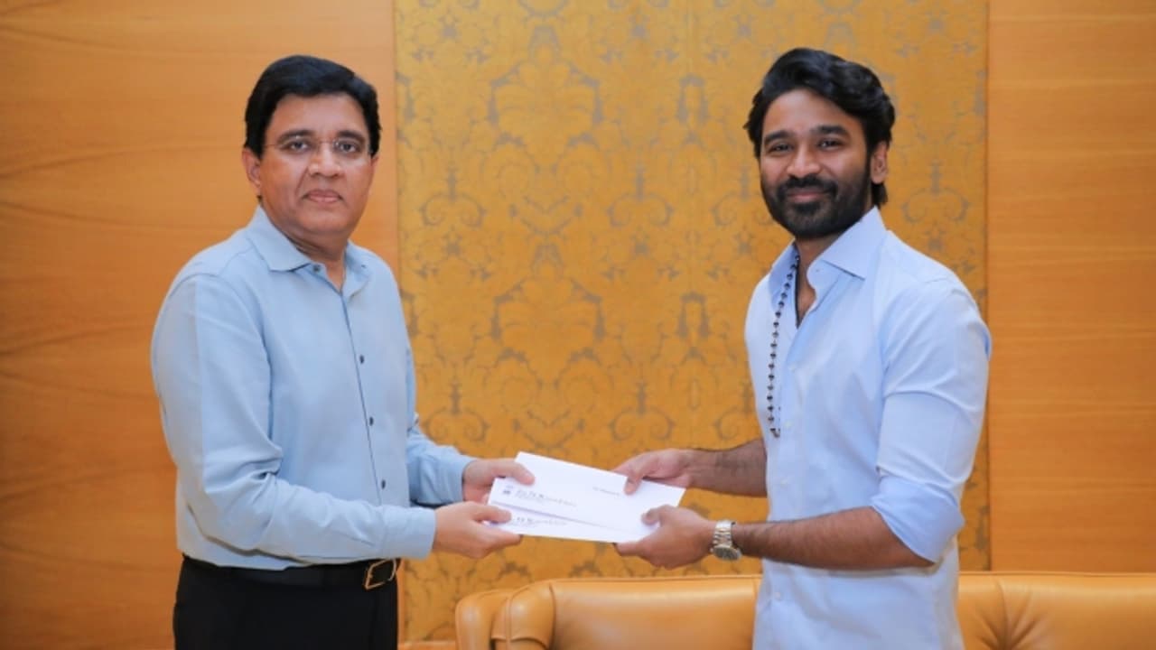 'രായന്റെ' 150 കോടി ക്ലബ്ബ്! ധനുഷിന് രണ്ട് ചെക്ക്; സമ്മാനവുമായി സണ് പിക്ചേഴ്സ് 'രായന്റെ' 150 കോടി ക്ലബ്ബ്! ധനുഷിന് രണ്ട് ചെക്ക്; സമ്മാനവുമായി സണ് പിക്ചേഴ്സ്