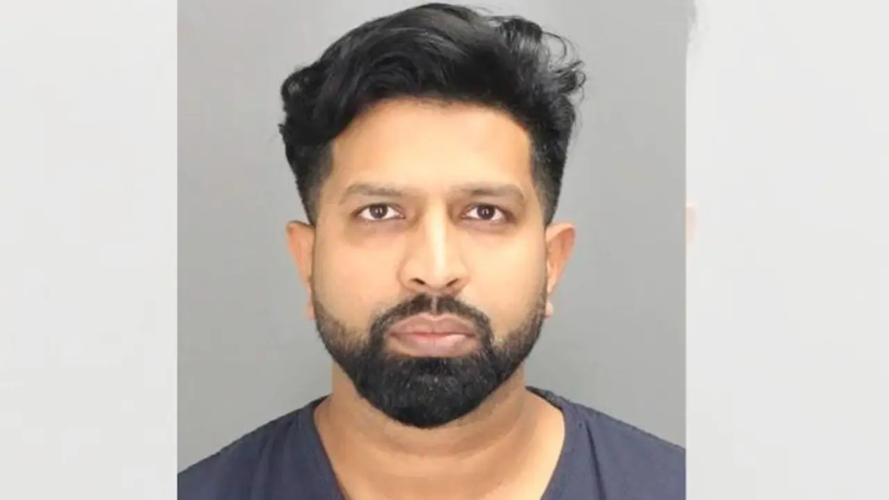 ಮಹಿಳೆಯರು ಮಕ್ಕಳ ಬೆತ್ತಲೆ ವಿಡಿಯೋ ಸೆರೆ ಹಿಡಿಯುತ್ತಿದ್ದ ಭಾರತ ಮೂಲದ ಡಾಕ್ಟರ್ ಅರೆಸ್ಟ್ 13 ಸಾವಿರಕ್ಕೂ ಅಧಿಕ ವಿಡಿಯೋ ಮಹಿಳೆಯರು ಮಕ್ಕಳ ಬೆತ್ತಲೆ ವಿಡಿಯೋ ಸೆರೆ ಹಿಡಿಯುತ್ತಿದ್ದ ಭಾರತ ಮೂಲದ ಡಾಕ್ಟರ್ ಅರೆಸ್ಟ್ 13 ಸಾವಿರಕ್ಕೂ ಅಧಿಕ ವಿಡಿಯೋ