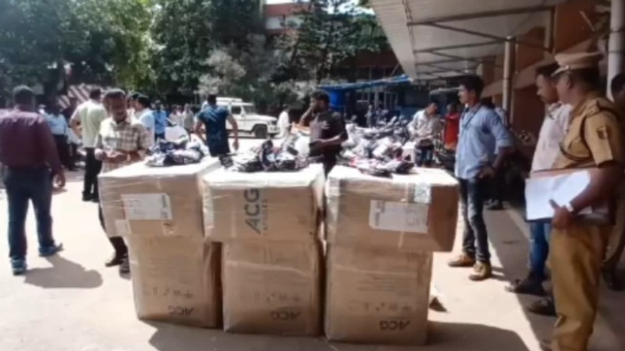 കൊല്ലം സ്റ്റേഷനിൽ വന്ന പാർസൽ കൊണ്ടുപോകാൻ ആരും വന്നില്ല, സംശയം തോന്നി പൊലീസ് പൊട്ടിച്ചു; ആളെത്തിയപ്പോൾ അറസ്റ്റ് കൊല്ലം സ്റ്റേഷനിൽ വന്ന പാർസൽ കൊണ്ടുപോകാൻ ആരും വന്നില്ല, സംശയം തോന്നി പൊലീസ് പൊട്ടിച്ചു; ആളെത്തിയപ്പോൾ അറസ്റ്റ്