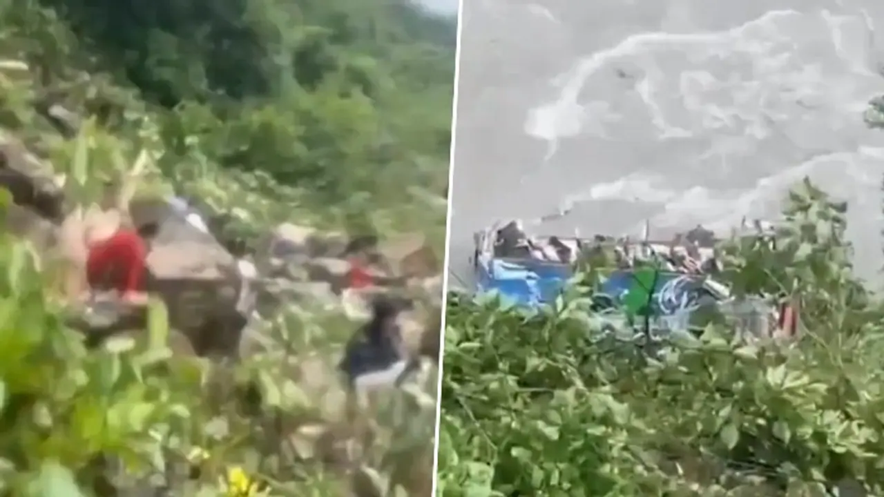 Nepal tragedy: 14 killed after Indian passenger bus carrying 40 people plunges into Marsyangdi river (WATCH) Nepal tragedy: 14 killed after Indian passenger bus carrying 40 people plunges into Marsyangdi river (WATCH)