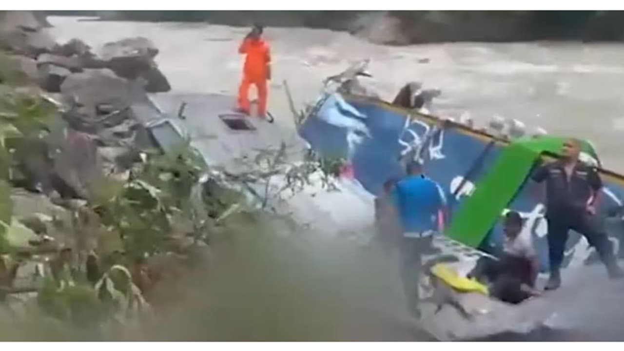 ഇന്ത്യയിൽ നിന്ന് പുറപ്പെട്ട ബസ് നേപ്പാളിൽ നദിയിലേക്ക് മറിഞ്ഞു, 14 മരണം, രക്ഷാപ്രവർത്തനം തുടരുന്നു