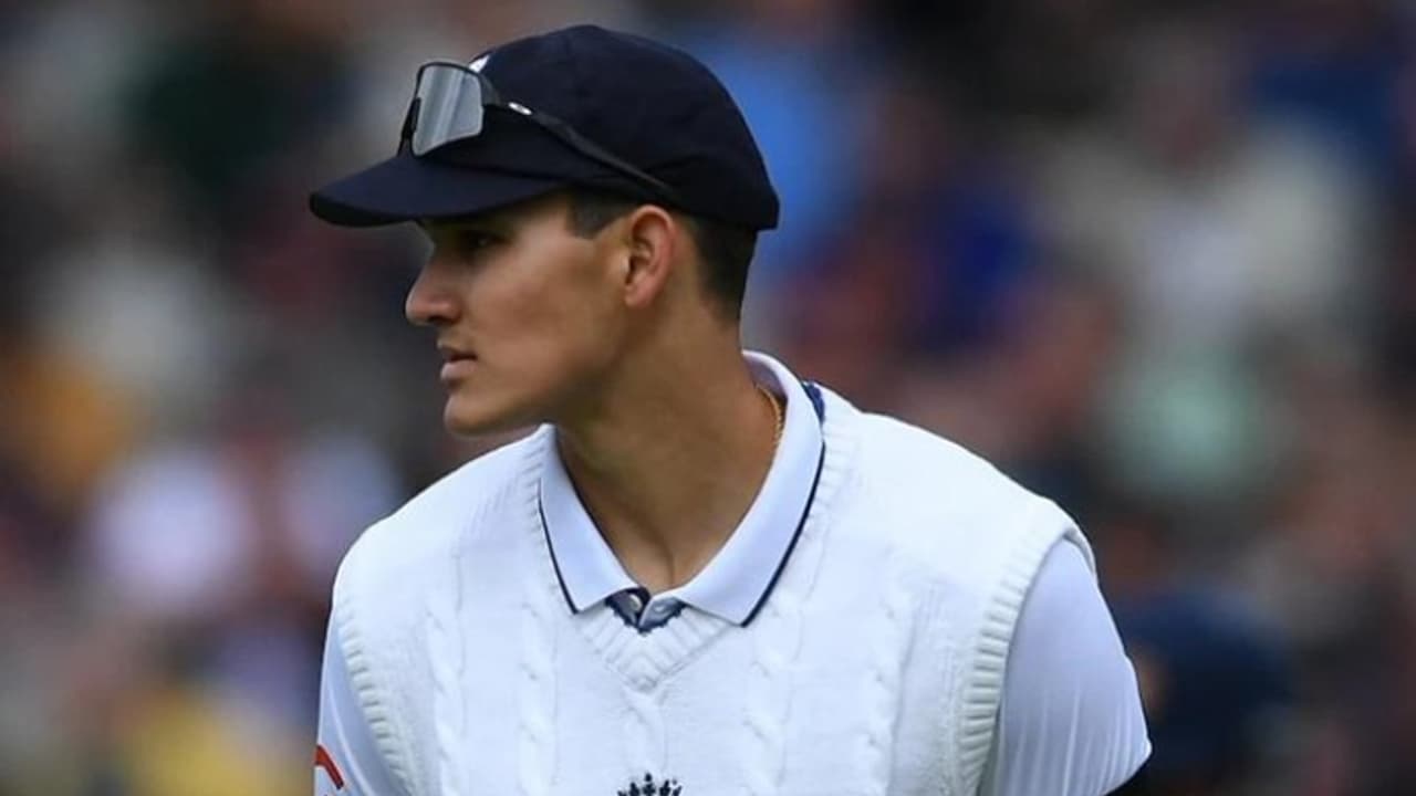 ഇംഗ്ലണ്ടിനായി ഗ്രൗണ്ടിലിറങ്ങി മുന് ഇന്ത്യന് താരം ആര് പി സിംഗിന്റെ മകന്! ഹാരിയുടെ 'അരങ്ങേറ്റം' ലങ്കക്കെതിരെ ഇംഗ്ലണ്ടിനായി ഗ്രൗണ്ടിലിറങ്ങി മുന് ഇന്ത്യന് താരം ആര് പി സിംഗിന്റെ മകന്! ഹാരിയുടെ 'അരങ്ങേറ്റം' ലങ്കക്കെതിരെ