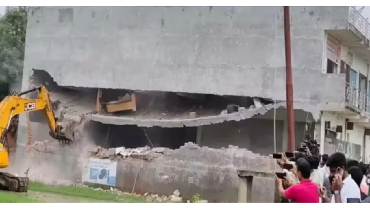 12കാരിയെ ബലാത്സംഗം ചെയ്ത കേസിലെ പ്രതിയുടെ 3 കോടി രൂപയുടെ ഷോപ്പിങ് കോംപ്ലക്സ് ഇടിച്ചുനിരത്തി 12കാരിയെ ബലാത്സംഗം ചെയ്ത കേസിലെ പ്രതിയുടെ 3 കോടി രൂപയുടെ ഷോപ്പിങ് കോംപ്ലക്സ് ഇടിച്ചുനിരത്തി