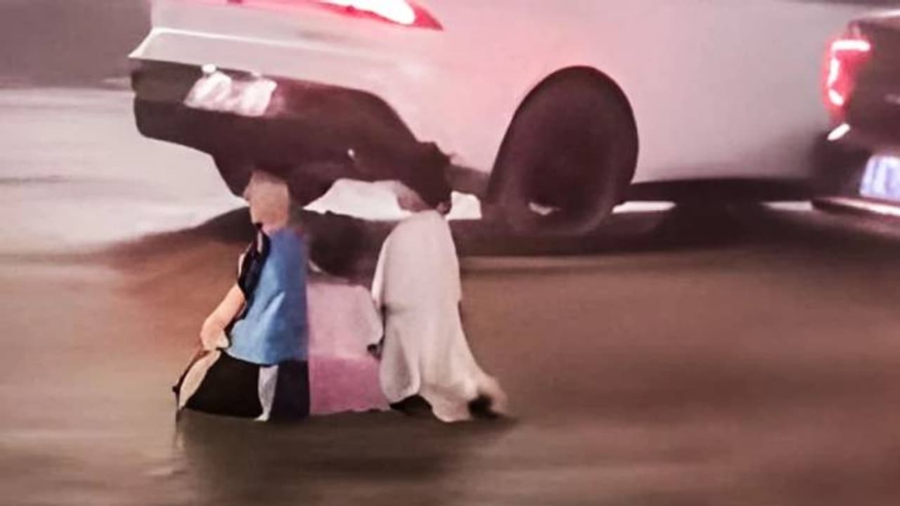 എന്തൊരു ക്രൂരത; മക്കളെ നടുറോഡിൽ മുട്ടുകുത്തിച്ചു നിർത്തി പിതാവ്, പിണങ്ങിപ്പോയ ഭാര്യയെ തിരികെ വരുത്താൻ