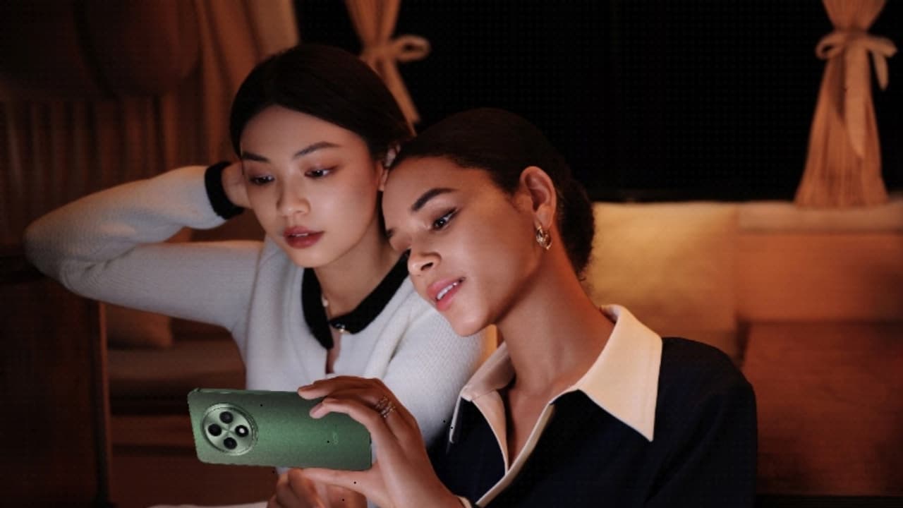 OPPO F27 5G: ఆకట్టుకునే డిజైన్తో మెరిసే Hallo light, AI అద్భుతాలు OPPO F27 5G: ఆకట్టుకునే డిజైన్తో మెరిసే Hallo light, AI అద్భుతాలు