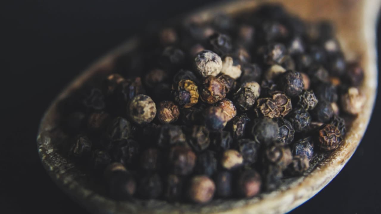 ഭക്ഷണത്തില് കുരുമുളക് ഉള്പ്പെടുത്തൂ, അറിയാം ഗുണങ്ങള് ഭക്ഷണത്തില് കുരുമുളക് ഉള്പ്പെടുത്തൂ, അറിയാം ഗുണങ്ങള്