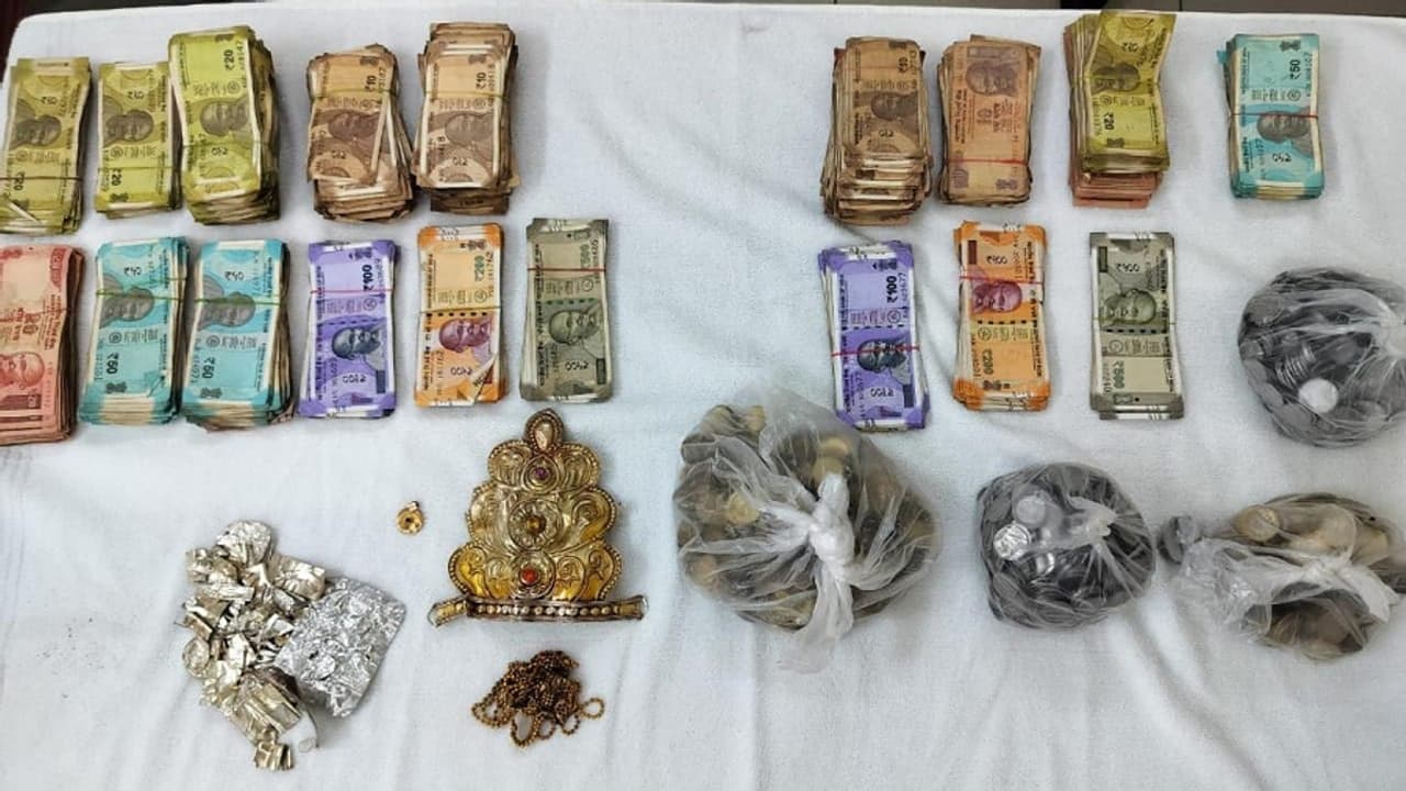 Kodagu: ದೇವಾಲಯಕ್ಕೆ ಕನ್ನ ಹಾಕಿ ದೇವರ ಚಿನ್ನಾಭರಣ, ಹುಂಡಿ ದೋಚಿದ್ದ ಖದೀಮರು ಅಂದರ್! Kodagu: ದೇವಾಲಯಕ್ಕೆ ಕನ್ನ ಹಾಕಿ ದೇವರ ಚಿನ್ನಾಭರಣ, ಹುಂಡಿ ದೋಚಿದ್ದ ಖದೀಮರು ಅಂದರ್!