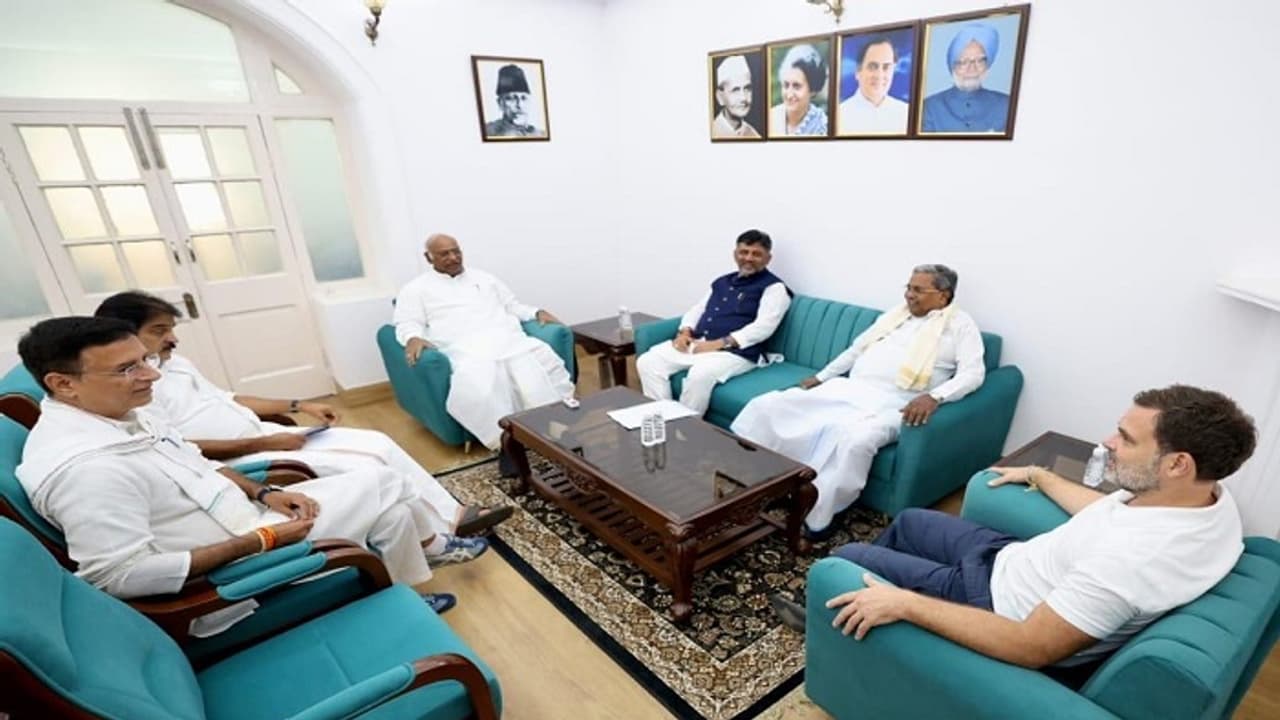 ಮುಡಾ ಕೇಸ್ನಲ್ಲಿ ನನ್ನಿಂದ ಒಂದೇ ಒಂದು ಸಣ್ಣ ತಪ್ಪು ಕೂಡ ಆಗಿಲ್ಲ; ಹೈಕಮಾಂಡ್ಗೆ ಹೇಳಿದ ಸಿದ್ದರಾಮಯ್ಯ! ಮುಡಾ ಕೇಸ್ನಲ್ಲಿ ನನ್ನಿಂದ ಒಂದೇ ಒಂದು ಸಣ್ಣ ತಪ್ಪು ಕೂಡ ಆಗಿಲ್ಲ; ಹೈಕಮಾಂಡ್ಗೆ ಹೇಳಿದ ಸಿದ್ದರಾಮಯ್ಯ!