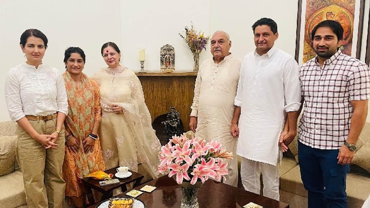 ವಿನೇಶ್ ಫೋಗಟ್ ಕಾಂಗ್ರೆಸ್‌ಗೆ?; ಉರಿಯೋ ಬೆಂಕಿಗೆ ತುಪ್ಪ ಸುರಿದಂತಾದ ಕುಸ್ತಿಪಟು ನಡೆ!