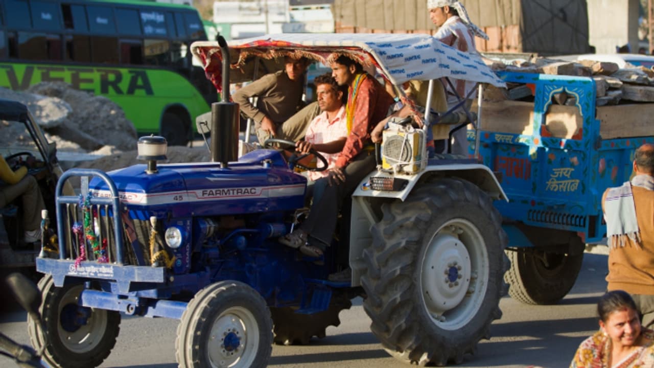 കാറിന്‍റെ ഡ്രൈവിംഗ് ലൈസൻസിൽ ട്രാക്ടർ ഓടിച്ചാൽ പ്രശ്‍നമാകുമോ? സുപ്രീം കോടതി തീരുമാനിക്കും