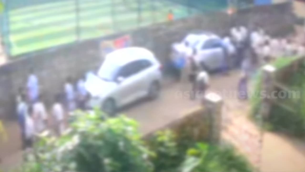 കോഴിക്കോട് തമ്മിൽത്തല്ലി വിദ്യാർത്ഥികൾ; ബിയര് കുപ്പികൾ ഉൾപ്പെടെ ഉപയോഗിച്ച് ആക്രമണം കോഴിക്കോട് തമ്മിൽത്തല്ലി വിദ്യാർത്ഥികൾ; ബിയര് കുപ്പികൾ ഉൾപ്പെടെ ഉപയോഗിച്ച് ആക്രമണം