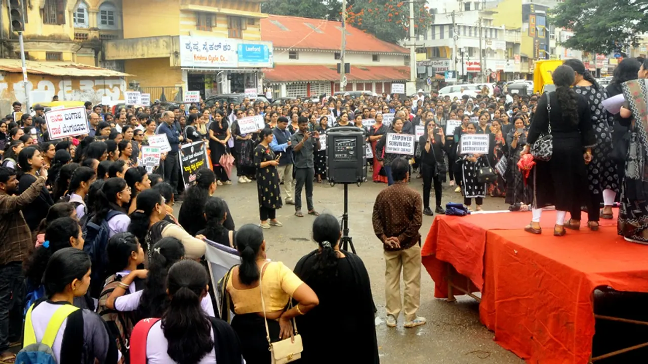 Chikkamagaluru: ಅತ್ಯಾಚಾರ, ಕೊಲೆ ಖಂಡಿಸಿ ಕಾಫಿನಾಡಿನಲ್ಲಿ 28 ಸಂಘಟನೆಗಳಿಂದ ಬೃಹತ್ ಪ್ರತಿಭಟನೆ Chikkamagaluru: ಅತ್ಯಾಚಾರ, ಕೊಲೆ ಖಂಡಿಸಿ ಕಾಫಿನಾಡಿನಲ್ಲಿ 28 ಸಂಘಟನೆಗಳಿಂದ ಬೃಹತ್ ಪ್ರತಿಭಟನೆ