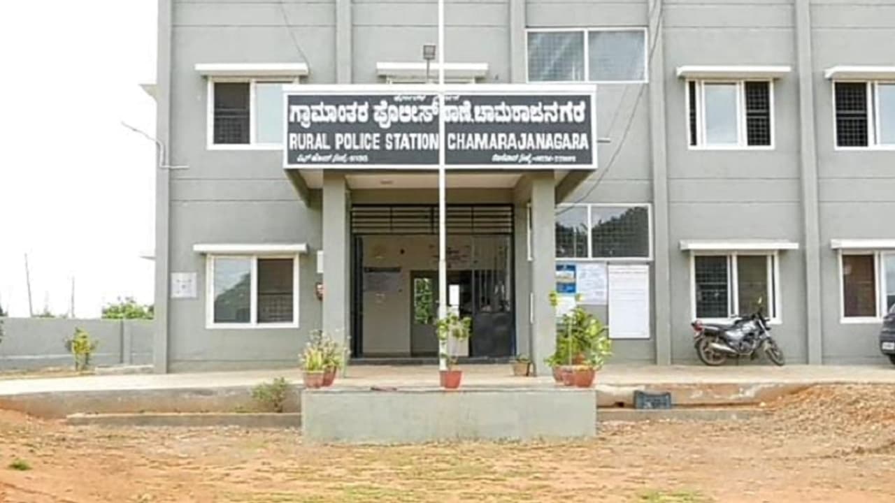 Chamarajanagar: ಒಂದೇ ದಿನ ಮೂರು ಕಡೆ ಕಳ್ಳತನಕ್ಕೆ ಯತ್ನ: ಬೈಕ್ ಬಿಟ್ಟು ಪರಾರಿಯಾದ ಖದೀಮ