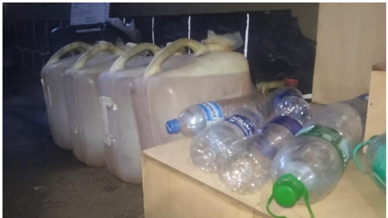 വർക്ക്ഷോപ്പിന്റെ മറവിൽ അനധികൃത പെട്രോൾ പമ്പുപോലെ ഇന്ധന വിതരണം; 150 ലിറ്റ‍ർ ഇന്ധനം പിടികൂടി, ഉടമ അറസ്റ്റിൽ