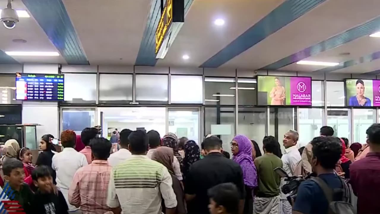 മാനംമുട്ടി ഗൾഫിലേക്കുള്ള വിമാന ടിക്കറ്റ്; കുടുംബത്തോടൊപ്പം നാട്ടിലെത്തി മടങ്ങാൻ ലക്ഷങ്ങൾ വേണം പ്രവാസിക്ക് മാനംമുട്ടി ഗൾഫിലേക്കുള്ള വിമാന ടിക്കറ്റ്; കുടുംബത്തോടൊപ്പം നാട്ടിലെത്തി മടങ്ങാൻ ലക്ഷങ്ങൾ വേണം പ്രവാസിക്ക്