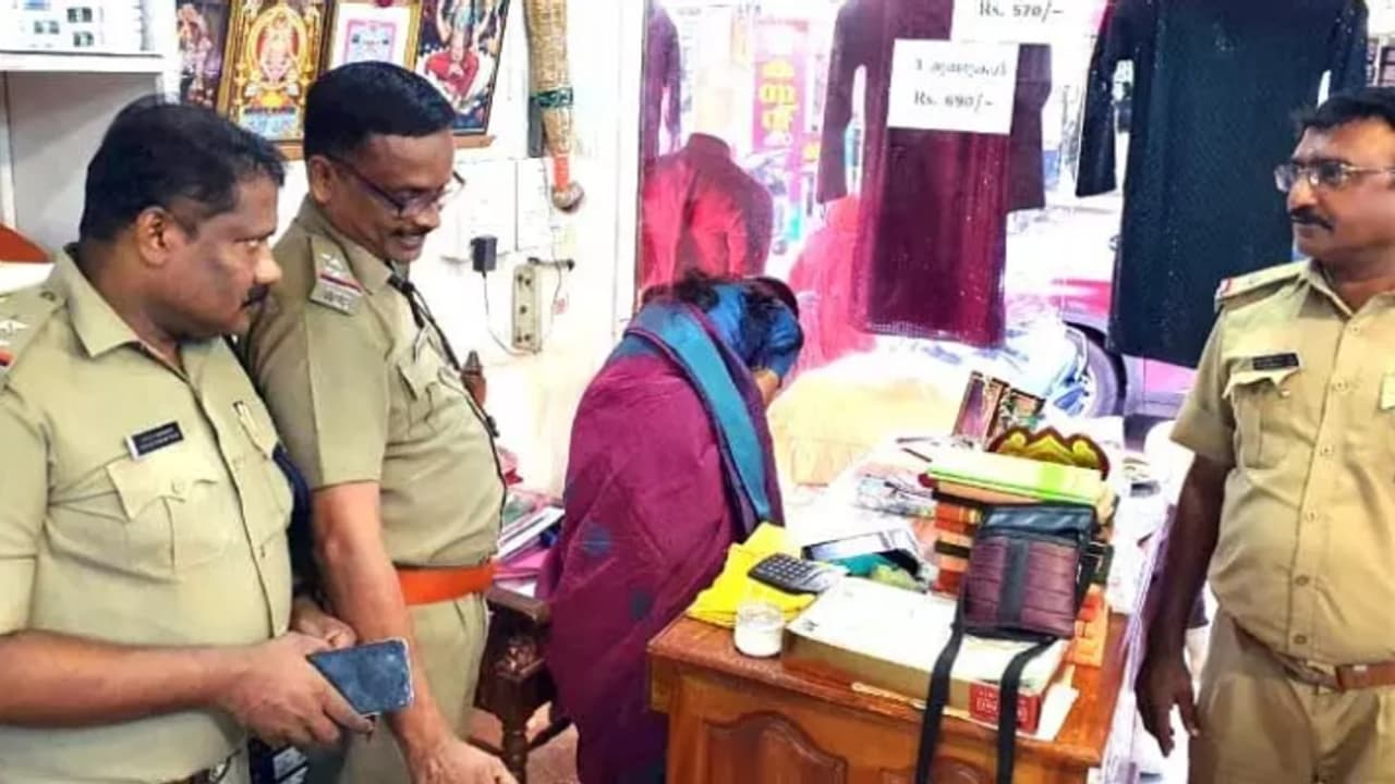 ബാലരാമപുരത്ത് വെട്ടുകത്തിയടക്കമുള്ള ആയുധങ്ങളുമായി എത്തി, വാതിൽ പൊളിച്ച് കവർന്നത് ലക്ഷങ്ങൾ